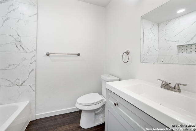Listing photo id 9 for 5914 Brambletree