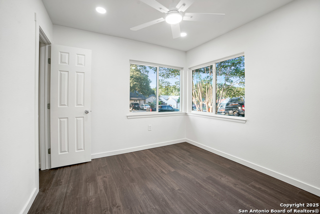 Listing photo id 11 for 5914 Brambletree