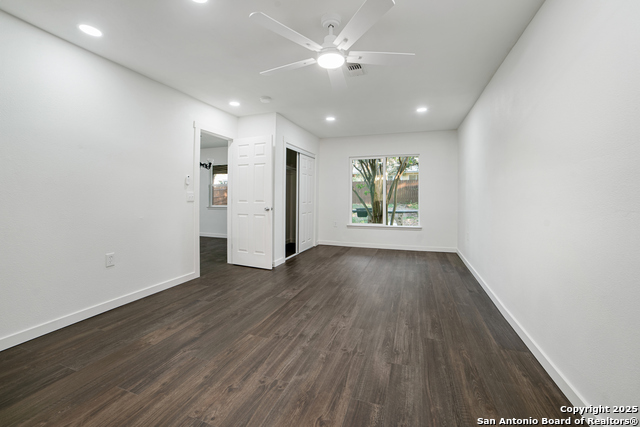 Listing photo id 14 for 5914 Brambletree