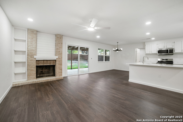 Listing photo id 0 for 5914 Brambletree