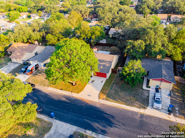 Listing photo id 21 for 5914 Brambletree