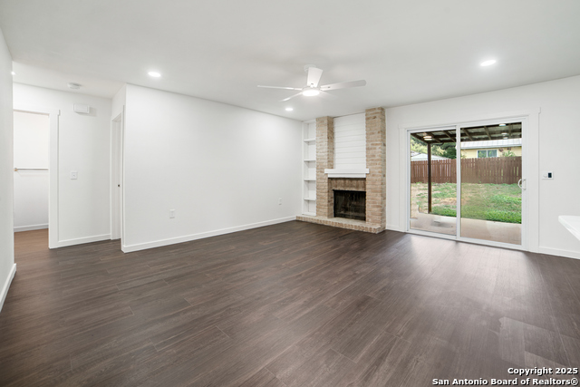 Listing photo id 1 for 5914 Brambletree