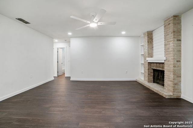 Listing photo id 3 for 5914 Brambletree