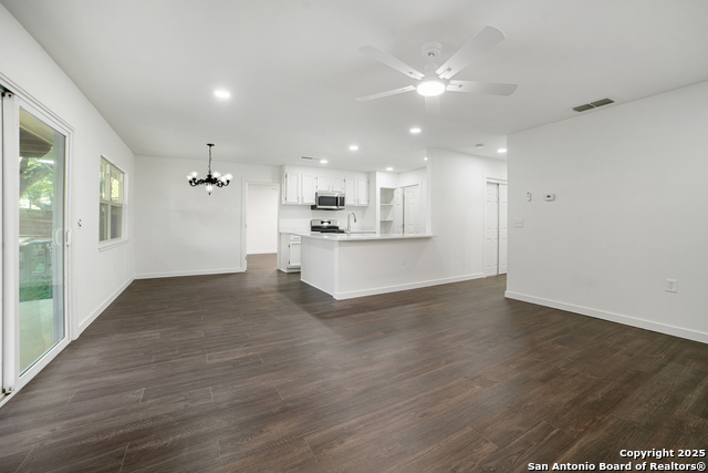 Listing photo id 4 for 5914 Brambletree