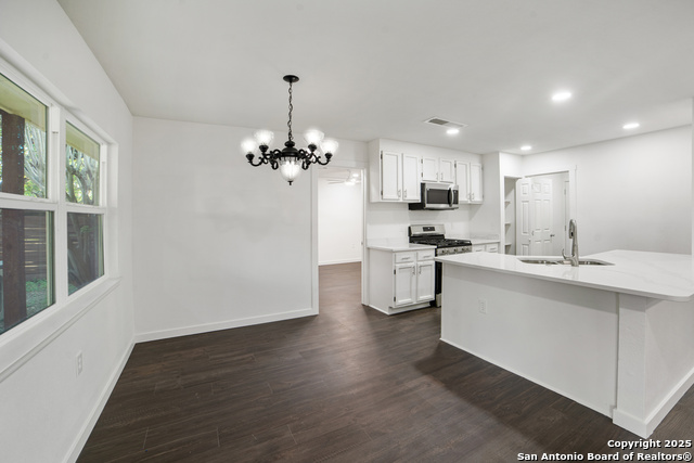 Listing photo id 5 for 5914 Brambletree