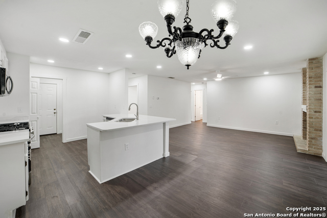 Listing photo id 6 for 5914 Brambletree
