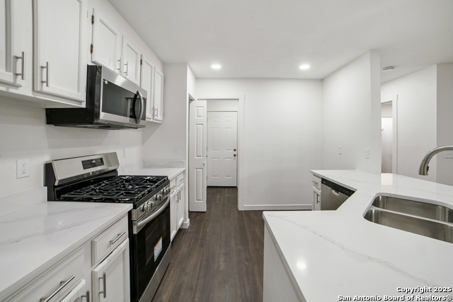 Listing photo id 7 for 5914 Brambletree
