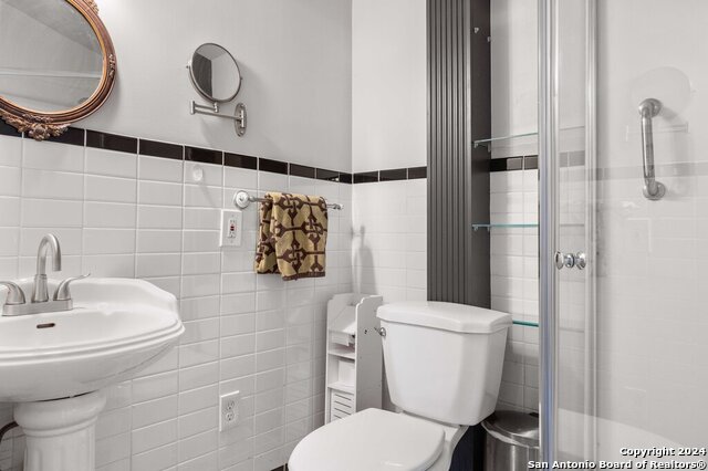 Image 32 of 34 For 228 Clifford Ct