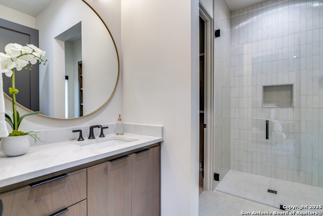 Listing photo id 11 for 401 Oak Park Dr Unit B