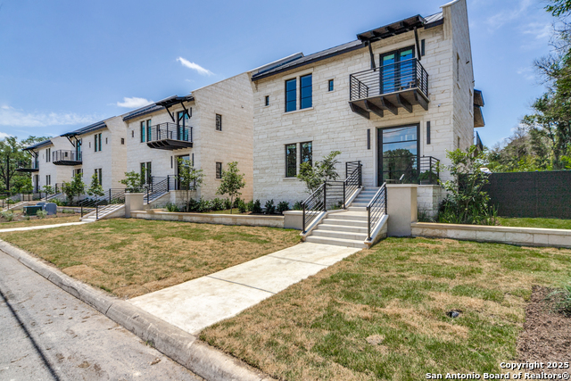 Listing photo id 1 for 401 Oak Park Dr Unit B