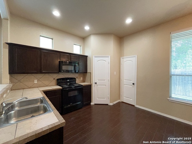 Listing photo id 9 for 957 Floating Star