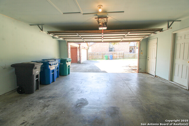 Listing photo id 27 for 14302 Indian Woods