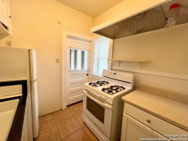 Image 9 of 22 For 127 Craig Pl W 6