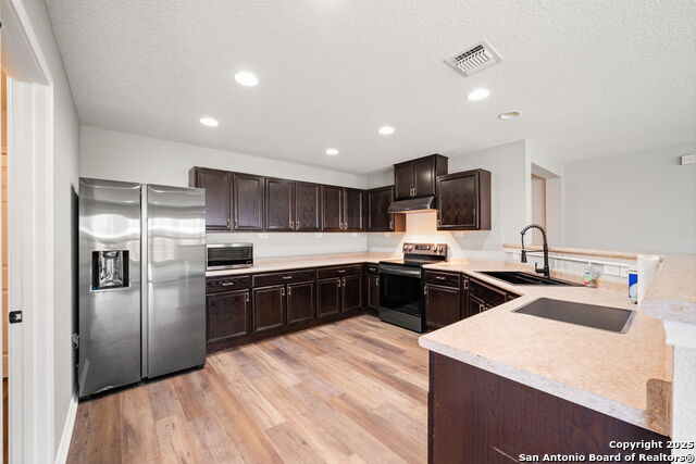 Listing photo id 9 for 1480 Astor Creek