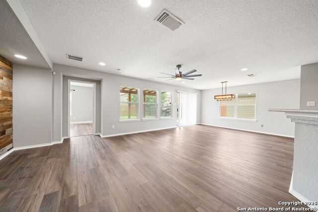 Listing photo id 4 for 1480 Astor Creek