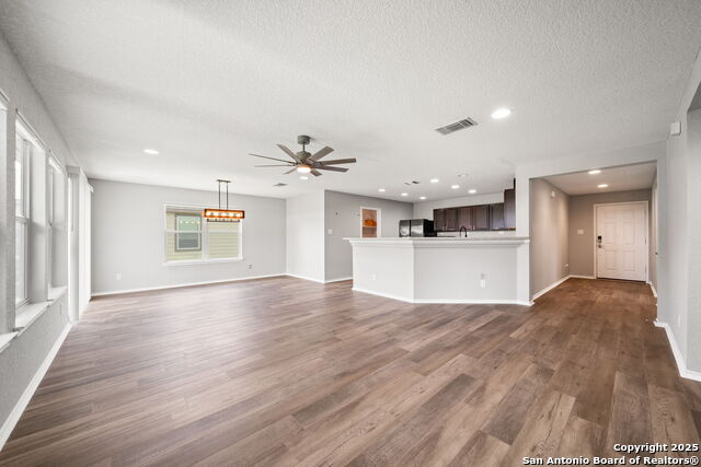Listing photo id 5 for 1480 Astor Creek