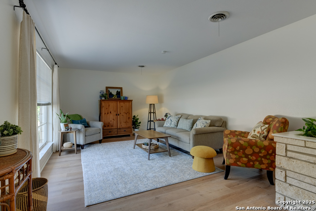 Listing photo id 1 for 134 Oaklane  