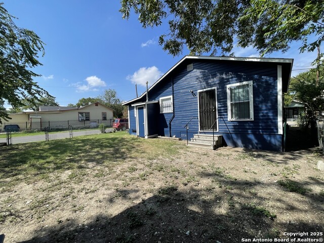 Listing photo id 12 for 518 Sabinas N