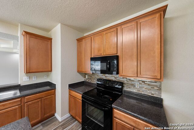 Listing photo id 13 for 3702 Grissom Branch