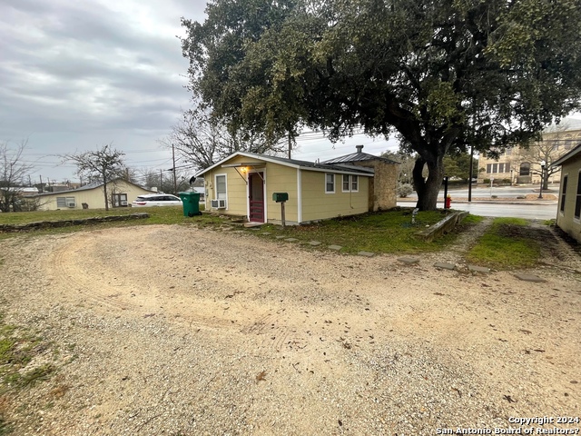 Listing photo id 2 for 401 Blanco Rd E