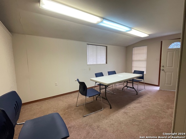 Listing photo id 3 for 401 Blanco Rd E