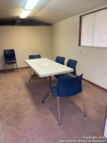 Listing photo id 5 for 401 Blanco Rd E