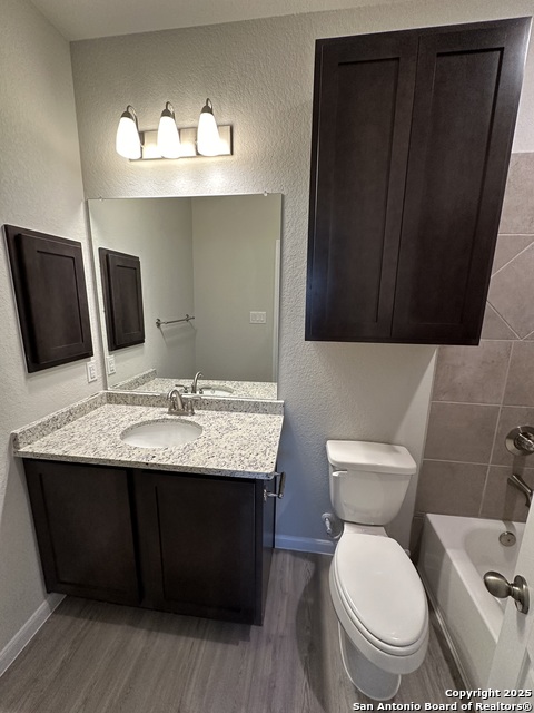 Image 14 of 34 For 810 Baxter St E