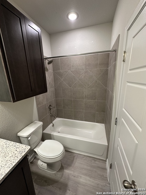 Image 15 of 34 For 810 Baxter St E