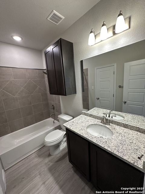 Image 17 of 34 For 810 Baxter St E