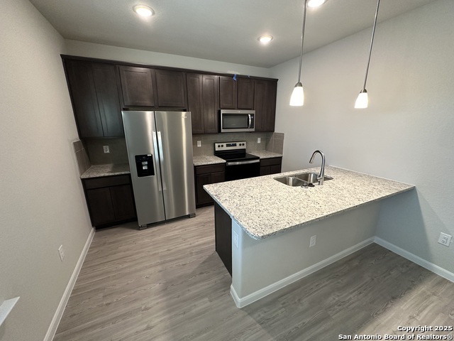 Image 21 of 34 For 810 Baxter St E