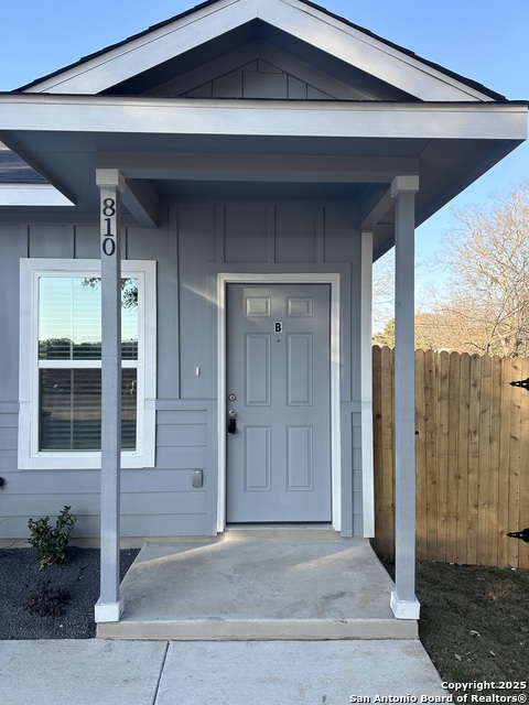 Image 3 of 34 For 810 Baxter St E