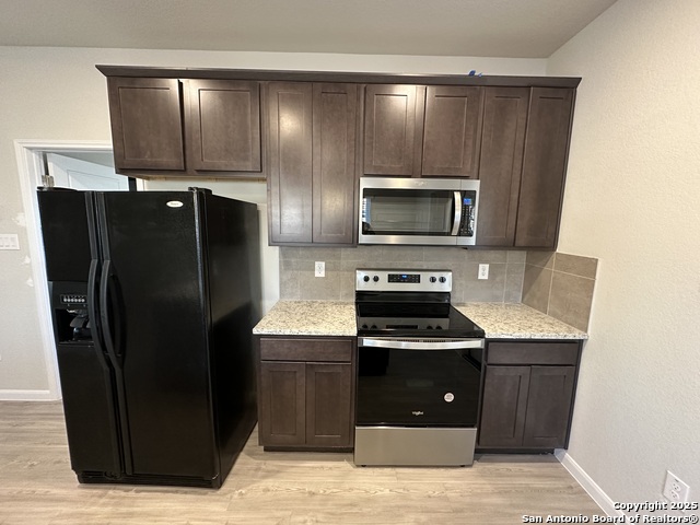 Image 6 of 34 For 810 Baxter St E