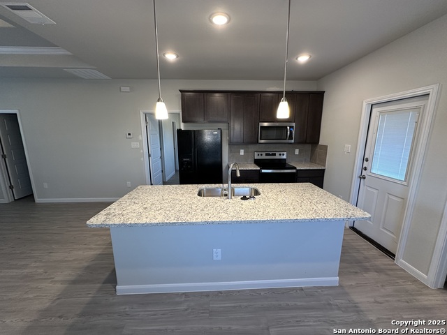 Image 7 of 34 For 810 Baxter St E