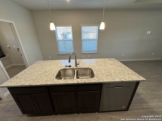 Image 8 of 34 For 810 Baxter St E