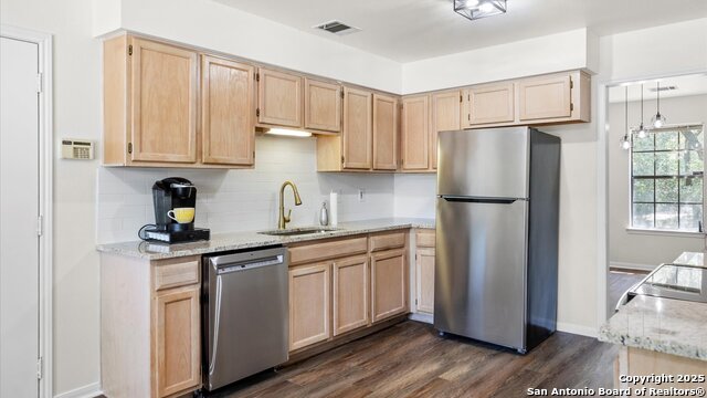 Listing photo id 4 for 5970 Wegner
