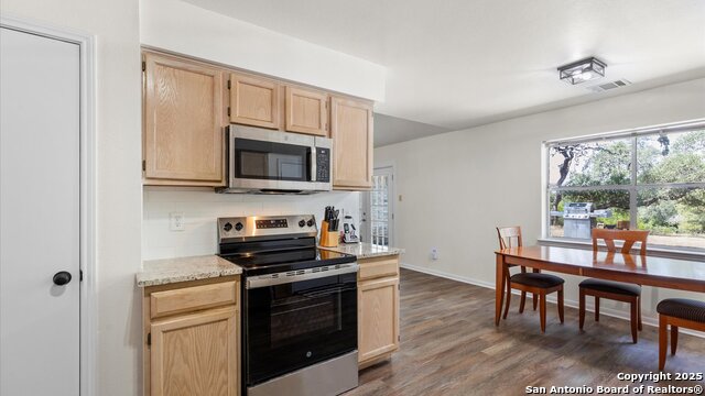 Listing photo id 6 for 5970 Wegner
