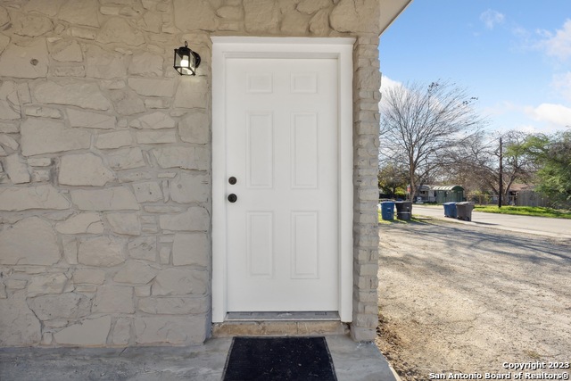 Image 2 of 19 For 810 Zachry Dr