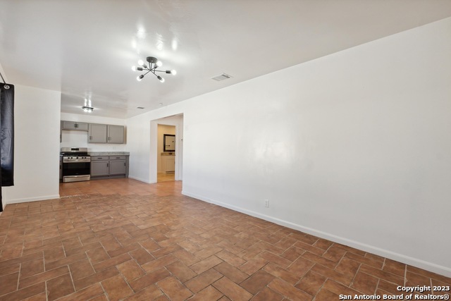 Image 3 of 19 For 810 Zachry Dr