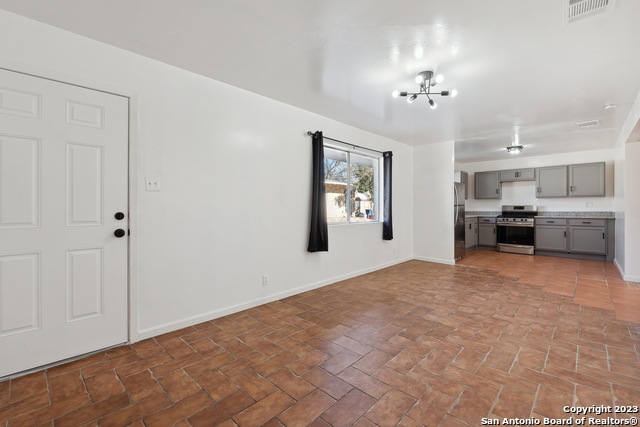 Image 4 of 19 For 810 Zachry Dr