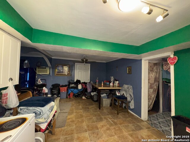 Listing photo id 8 for 2930 Tampico St