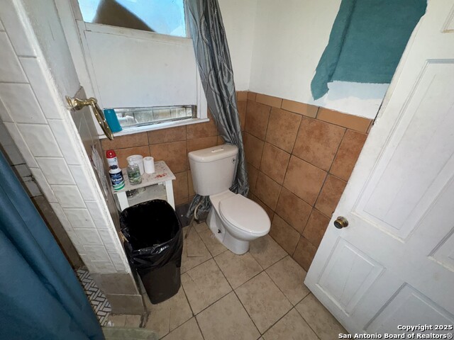 Listing photo id 12 for 2930 Tampico St