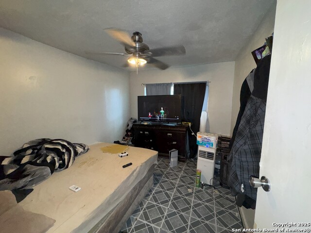 Listing photo id 13 for 2930 Tampico St