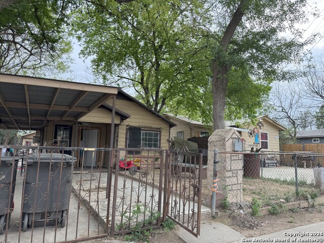Listing photo id 0 for 2930 Tampico St
