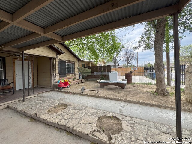 Listing photo id 2 for 2930 Tampico St