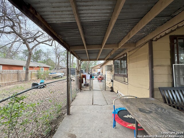 Listing photo id 4 for 2930 Tampico St