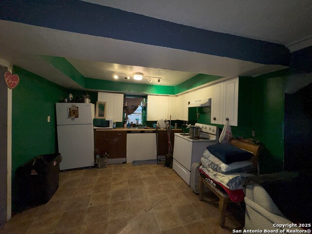 Listing photo id 7 for 2930 Tampico St
