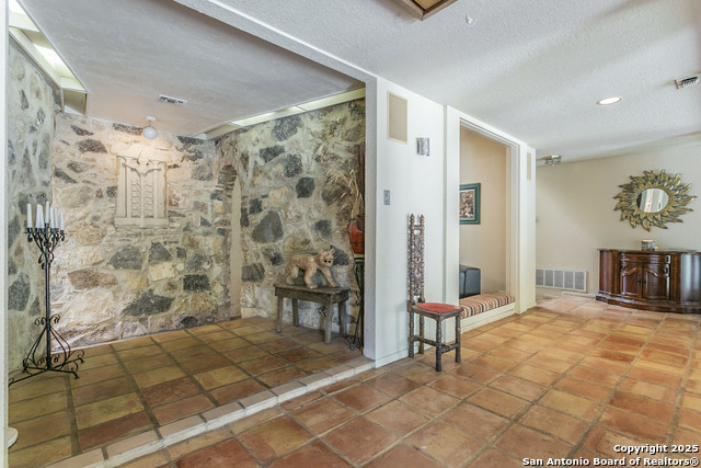 Image 18 of 43 For 901 River Rd