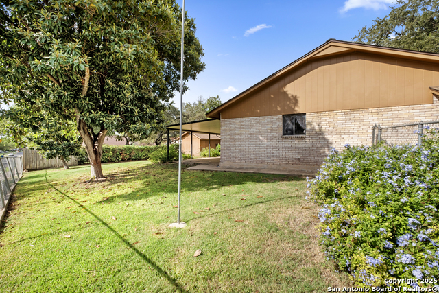 Listing photo id 13 for 7902 Misty Park