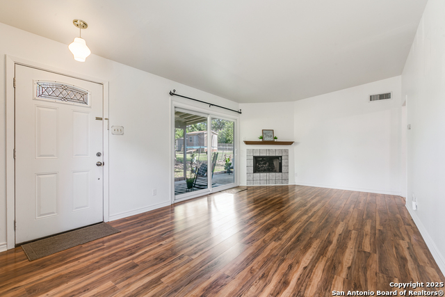 Listing photo id 2 for 5304 Colebrook