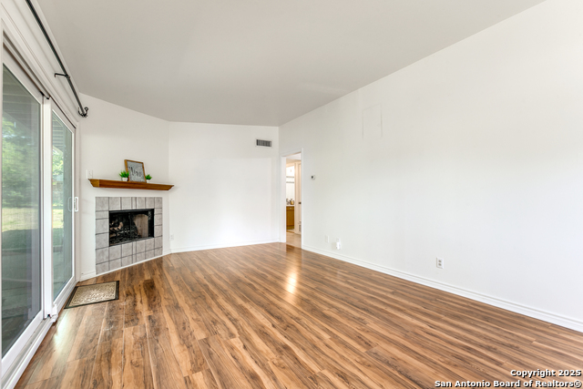 Listing photo id 4 for 5304 Colebrook